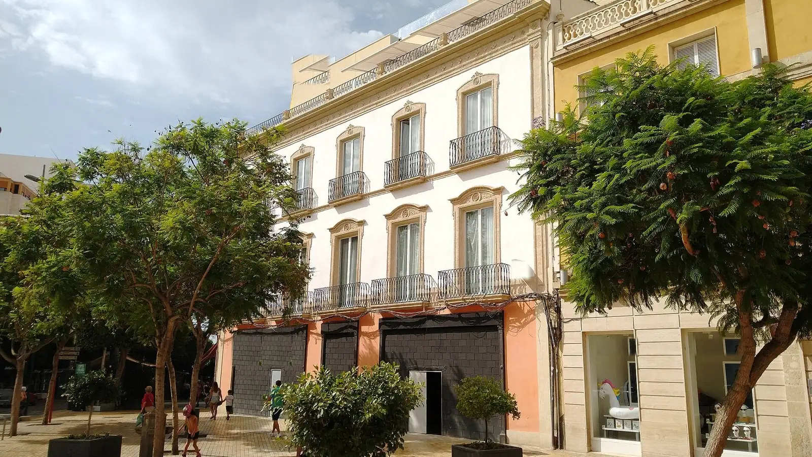 Comercios y fachadas de la Puerta de Purchena, en el centro de Almería