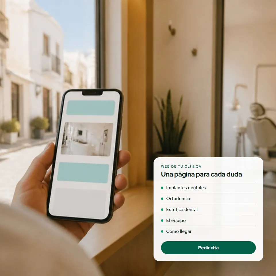 Paciente consultando en el móvil la web de una clínica dental de Almería, junto a una tarjeta con sus páginas de tratamientos, el equipo y cómo llegar, y el sillón dental al fondo