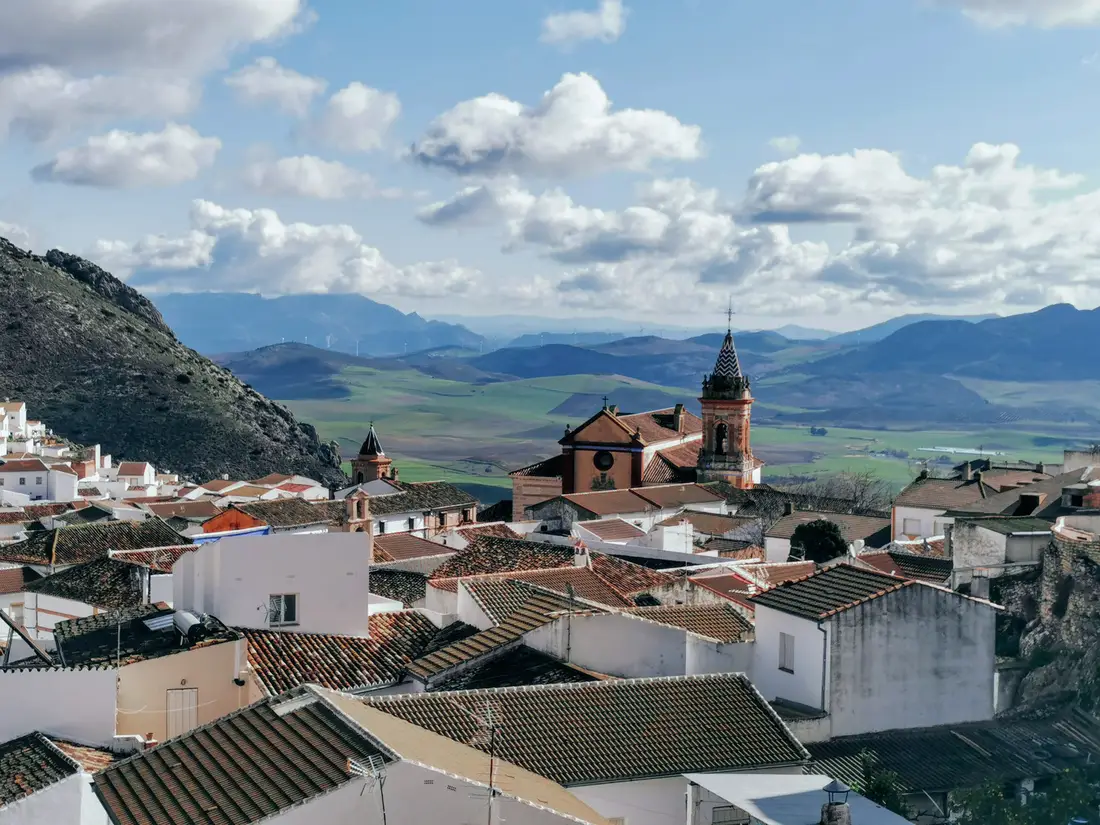 Pueblo andaluz con su iglesia y la sierra al fondo