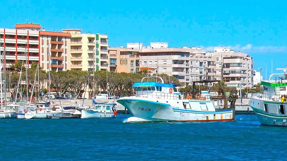Puerto de Adra con barcos pesqueros y el paseo marítimo