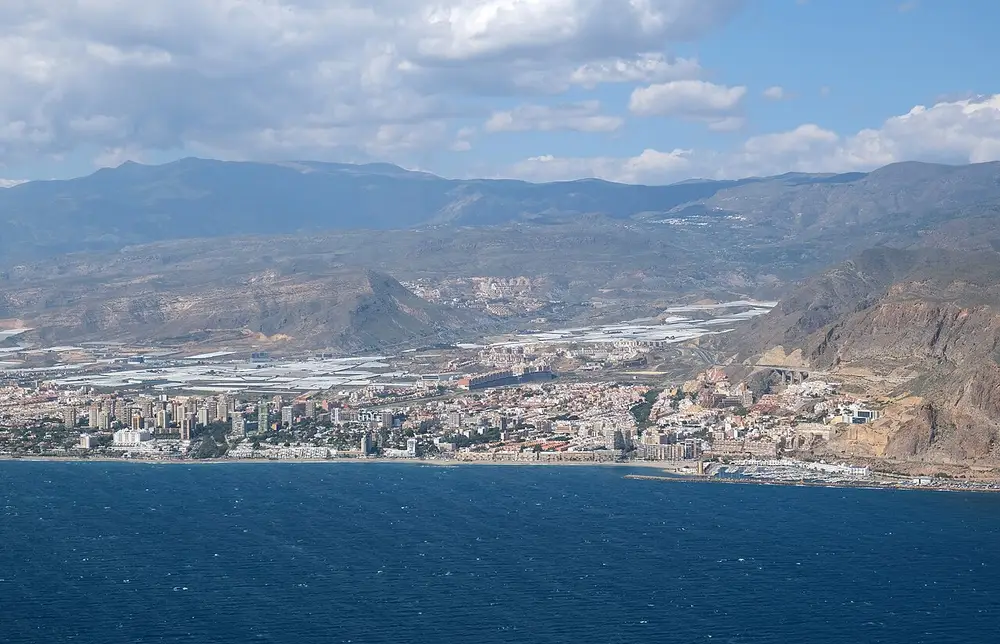 Vista aérea de Aguadulce entre el mar y la sierra