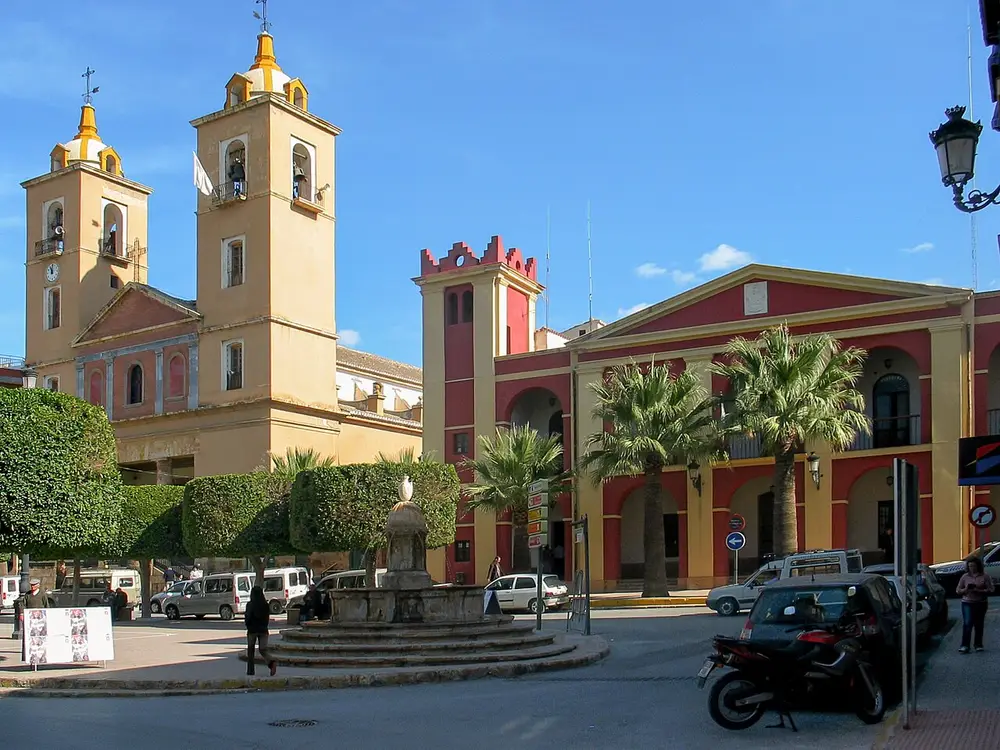 Plaza de la Constitución de Berja con la iglesia y el ayuntamiento