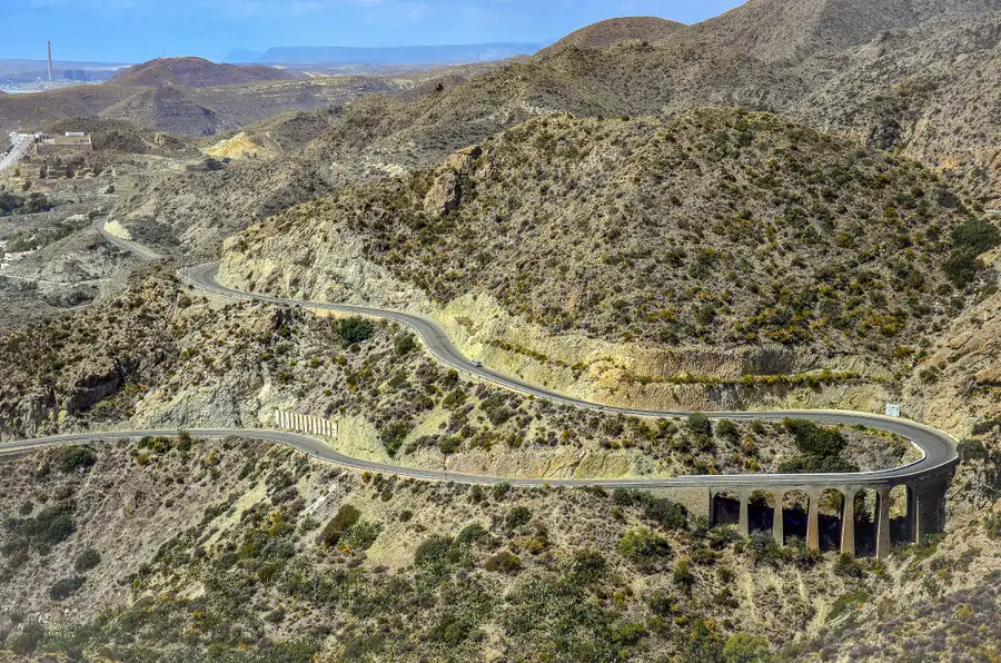 Carretera entre los cerros áridos de Carboneras