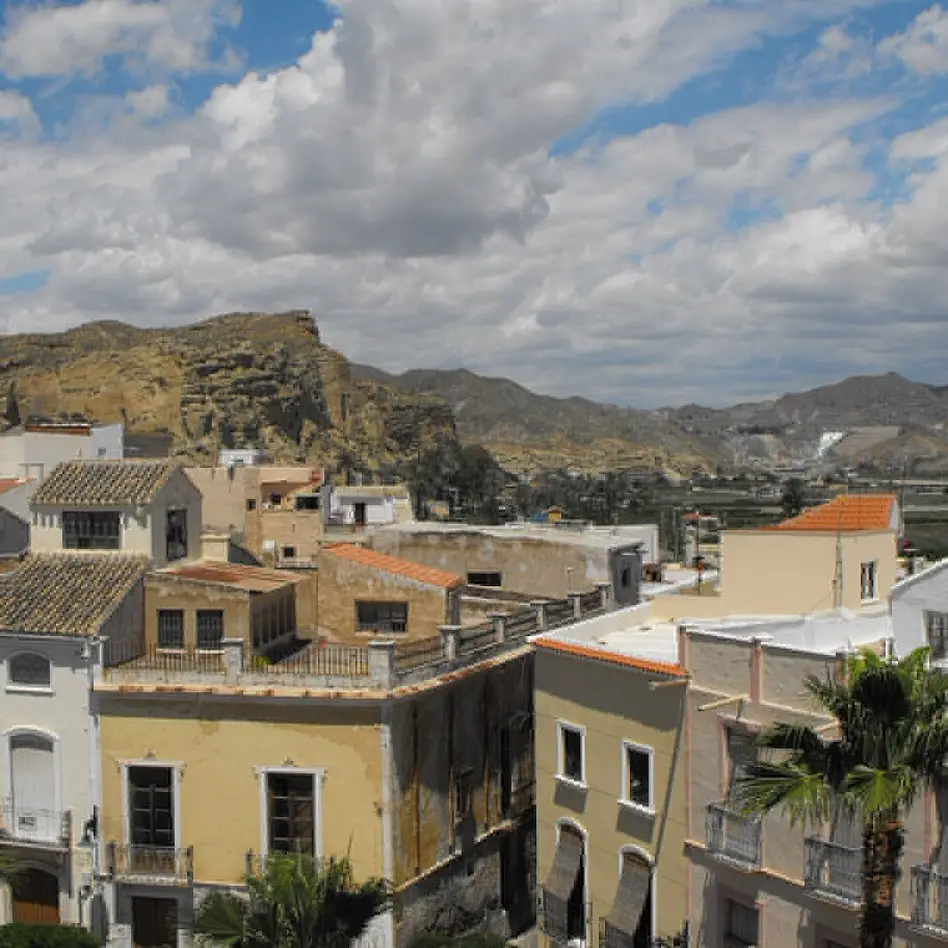 Casas de Cuevas del Almanzora con las montañas detrás