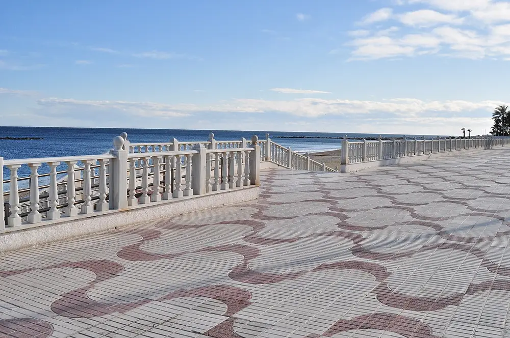 Paseo marítimo de Garrucha frente al mar