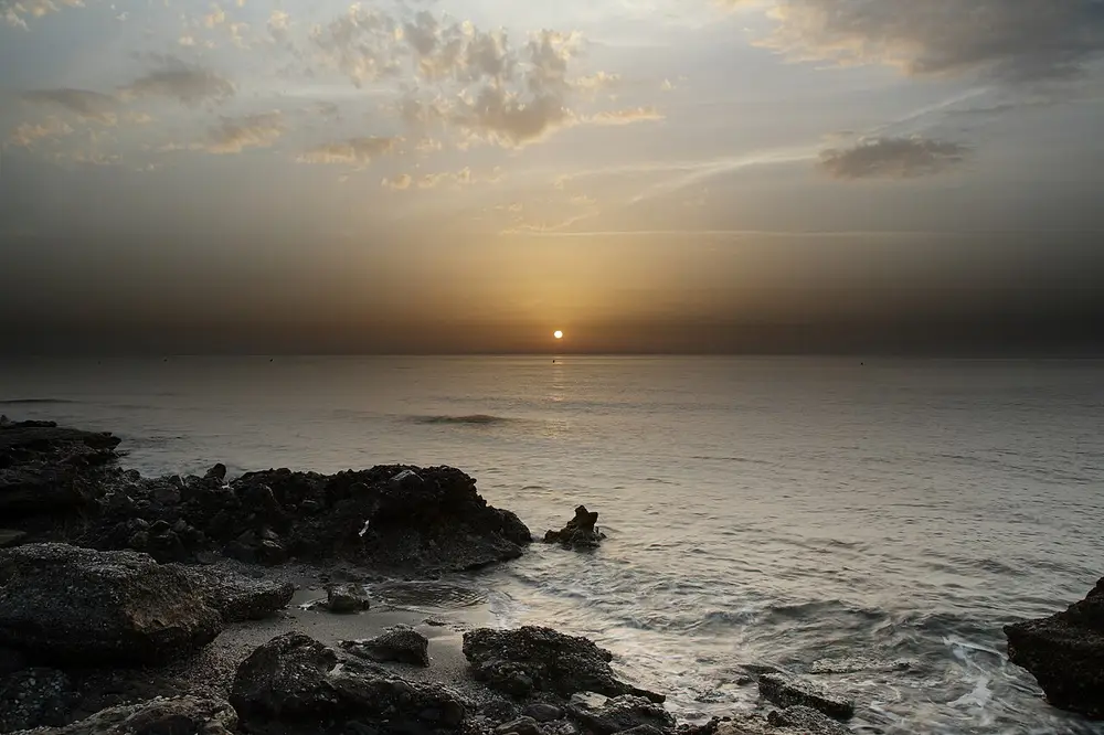 Amanecer sobre el mar en la costa de Mojácar