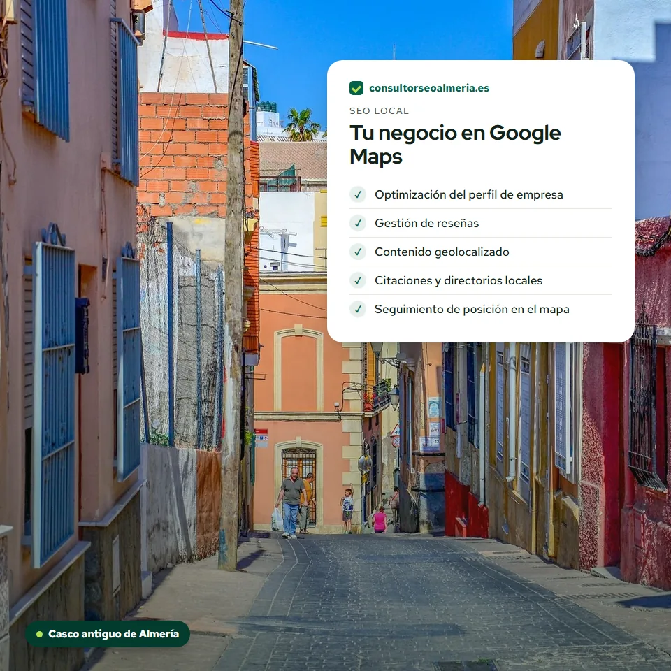 Calle del casco antiguo de Almería con una tarjeta de lo que incluye el SEO local
