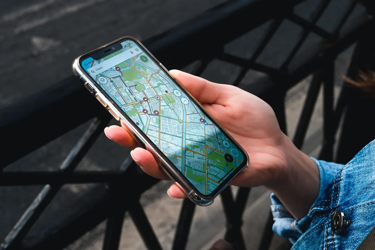 Mano con un móvil buscando un negocio en Google Maps, el primer paso del SEO local